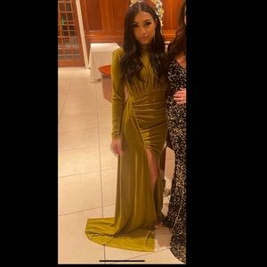 Miss circle Zenaida Gold Cutout High Slit Velvet Gown